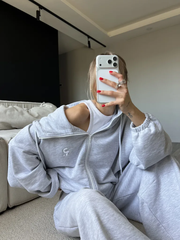Костюм жіночий oversize сірий з вишивкою з футеру -